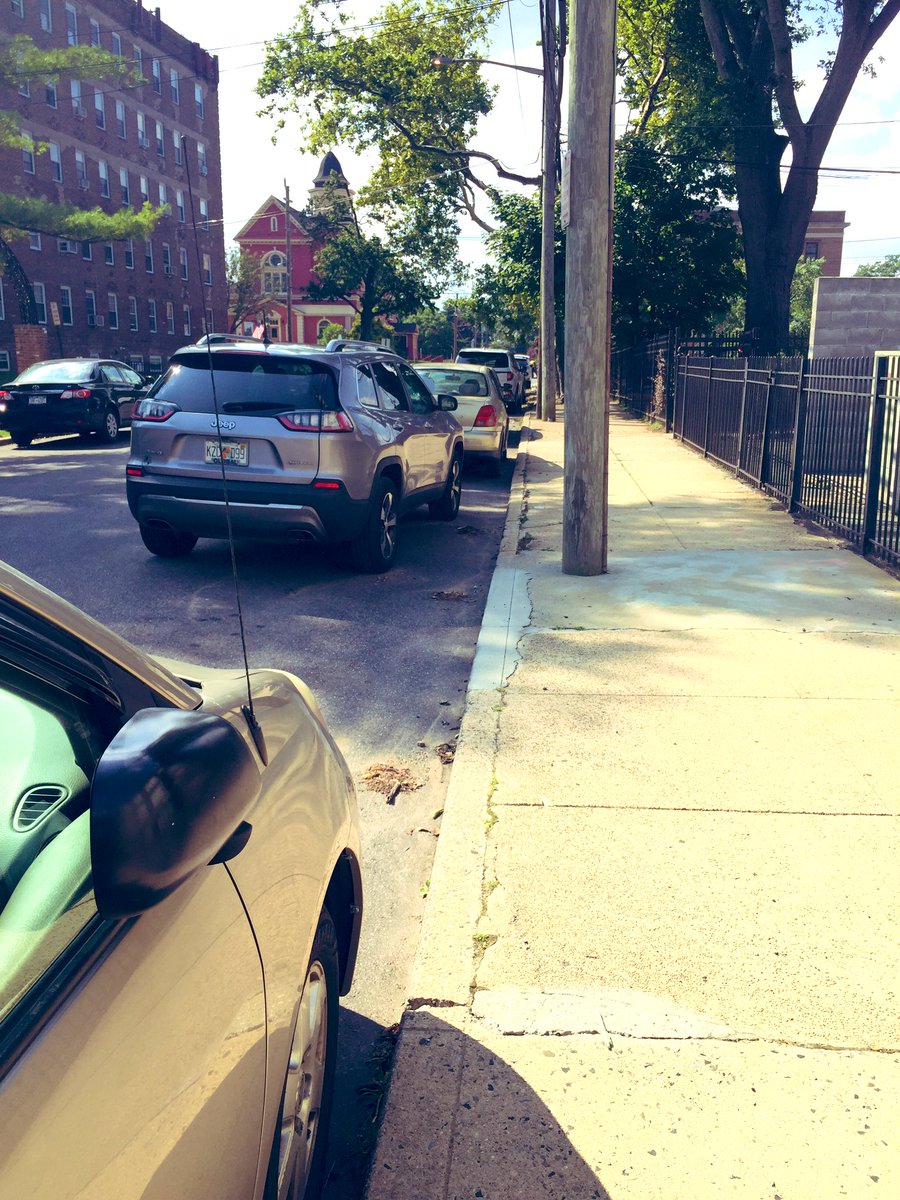 jimhunterb1's tweet image. What a casual.  #Parallelparking
 #parking