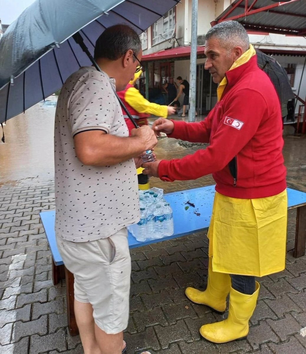 aslimirayk's tweet photo. @whilecomplex @ahbapplatformu @Tidersosyal @Kizilay @AfetPlatformu Evet ben de öyle duydum. Tamamını değil ama çoğunu otellere veriyolarmış. Bikaç şişe de şov olsun diye afet bölgesinde dağıtıyolarmış https://t.co/anBee0G2AV