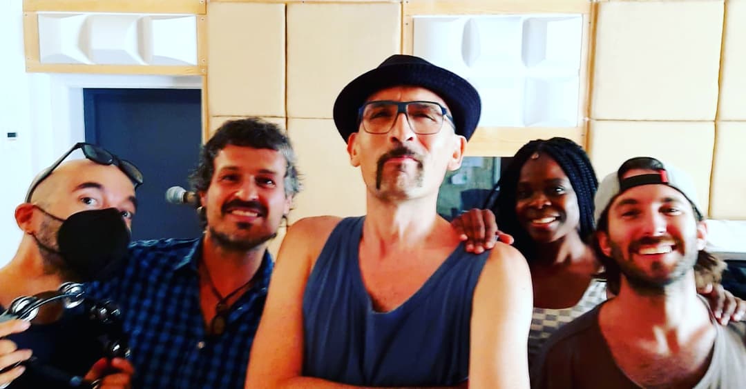Estreno del nuevo proyecto del calvo más dicharachero de la casa, #LaloLópezLimitedOrchestra is born!
El evento será el 24/07/21 en El Racó de la Palma de Reus a las 22h dentro de el #ReusBluesFestival.
Empieza una nueva aventura en clave de funk contemporaneo con este equipazo!