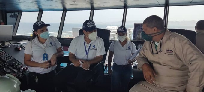 mintransporteve's tweet photo. ➡️Por instrucciones del Pdte. @NicolasMaduro y Min. @HAbreuMRT una comisión del @inea_venezuela Central y Bomberos Marinos de la @Capiptolacruz realizaron inspección a la empresa naviera Gran Cacique II. Verificando la calidad de servicio, tarifas y otros... https://t.co/6qgQu7RcPr
