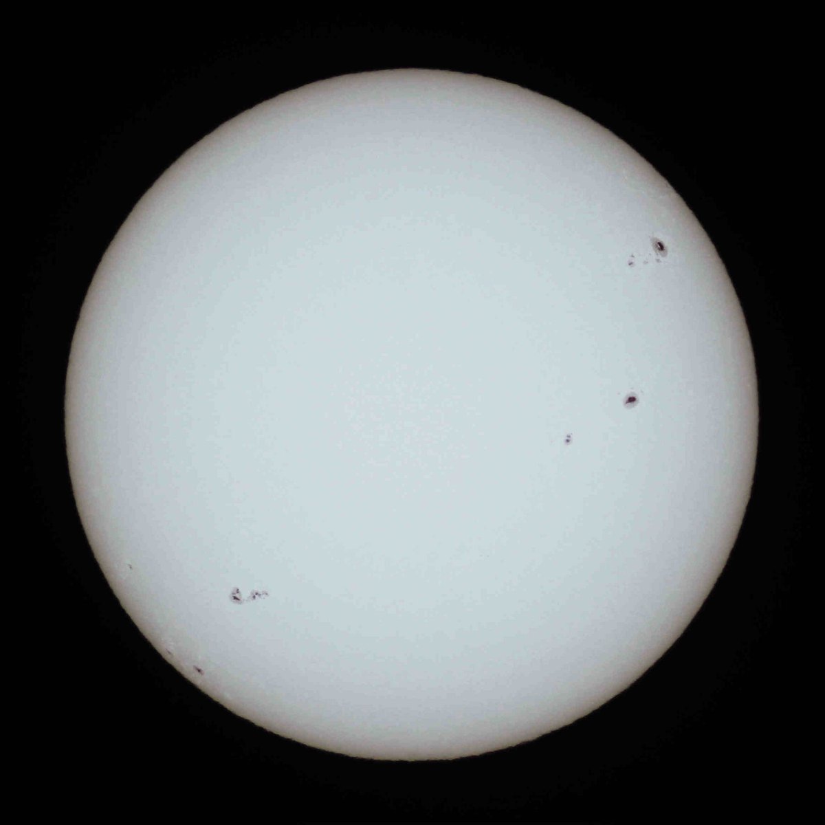 Egy_Astro's tweet photo. #scientific_terms
القزم الأصفر:
في الفيزياء الفلكية النجمية، القزم الأصفر هو نجم متسلسل رئيسي من النوع G. وهذا يعني أن درجة حرارته السطحية تبلغ حوالي 6000 كلفن ويحرق الهيدروجين في نواة الهيليوم عن طريق الانصهار النووي (وهو مرحلة تسمى التسلسل الرئيسي).

#sun #nasa #solarsystem https://t.co/cV6P8HkWUJ