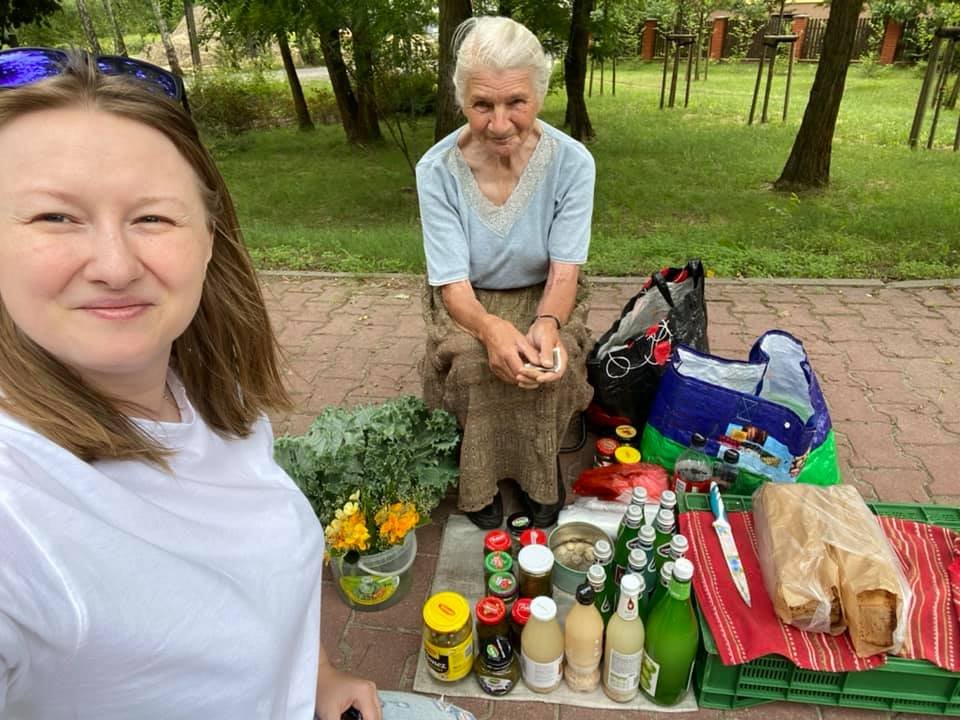 DorotaD10's tweet photo. W Grodzisku Mazowieckim na przystanku autobusowym OLSZTYŃSKA 02 codziennie siedzi Pani od godziny 14:00

Sprzedaje pyszne swoje wyroby: ogórki, zakwas do zurka, swoje chleby itd.

Pani ma telefon ale nie pamięta numeru i nie nosi go przy sobie

Jeśli nie możesz pomoc  udostępnij https://t.co/7ESqrDCpY1