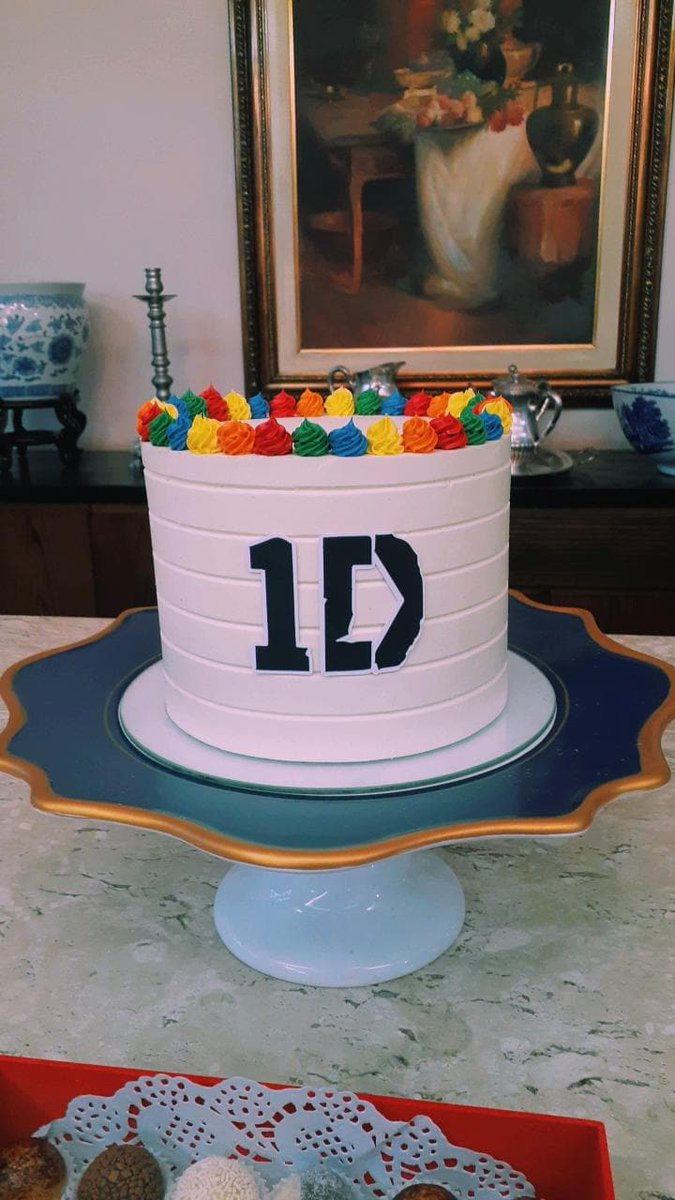 catmourao's tweet photo. parabéns pra mim, e pra bandinha morta. #11yearsonedirection https://t.co/x1SBCAlAGw