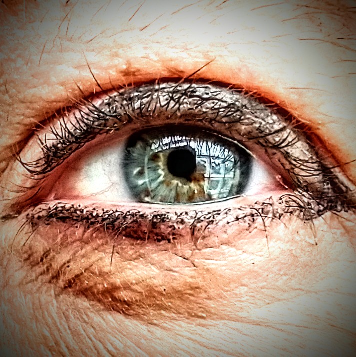 FrameLifePhoto's tweet photo. Playing with macro photography and eye reflections today.
#eyes #eyephotography #blueeyes #blueeyephotography #macrophotography #macro #reflection #reflectionphoto #closeup #closeupphotography #photographyexploration #tryingnewthings https://t.co/HYxaKAzo9Y