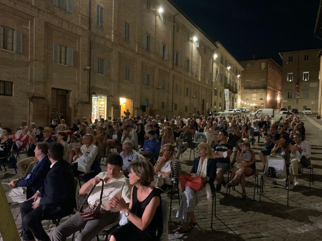 Questa sera omaggio alla grande tradizione musicale napoletana con Eduardo De Crescenzo e Julian Oliver Mazzariello.
E il racconto di Federico Vacalebre <a href="/fvacal/">federico vacalebre</a>.
<a href="/LaMilanesiana/">La Milanesiana ideata da Elisabetta Sgarbi</a> a Urbino.