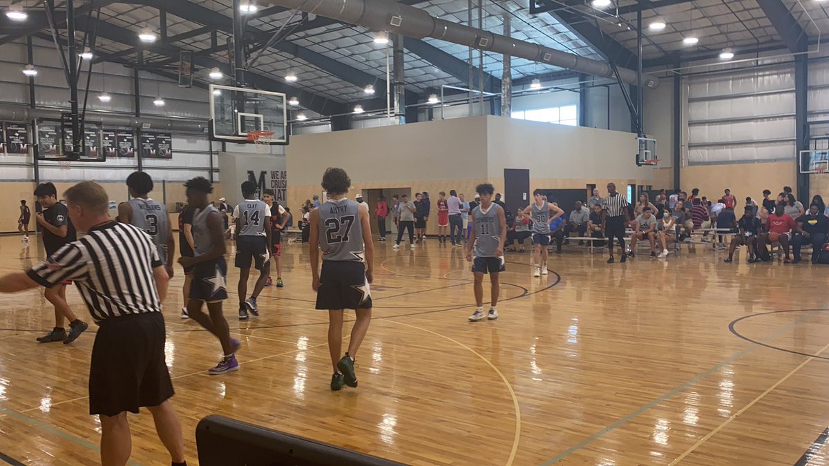 AlamoCityHoops1's tweet photo. 6’2 @RykenAutry has now hit 6 threes for Schertz cowboys 🔥
#ACHLive #AlamoCityHoops https://t.co/CbSRzMe3RT