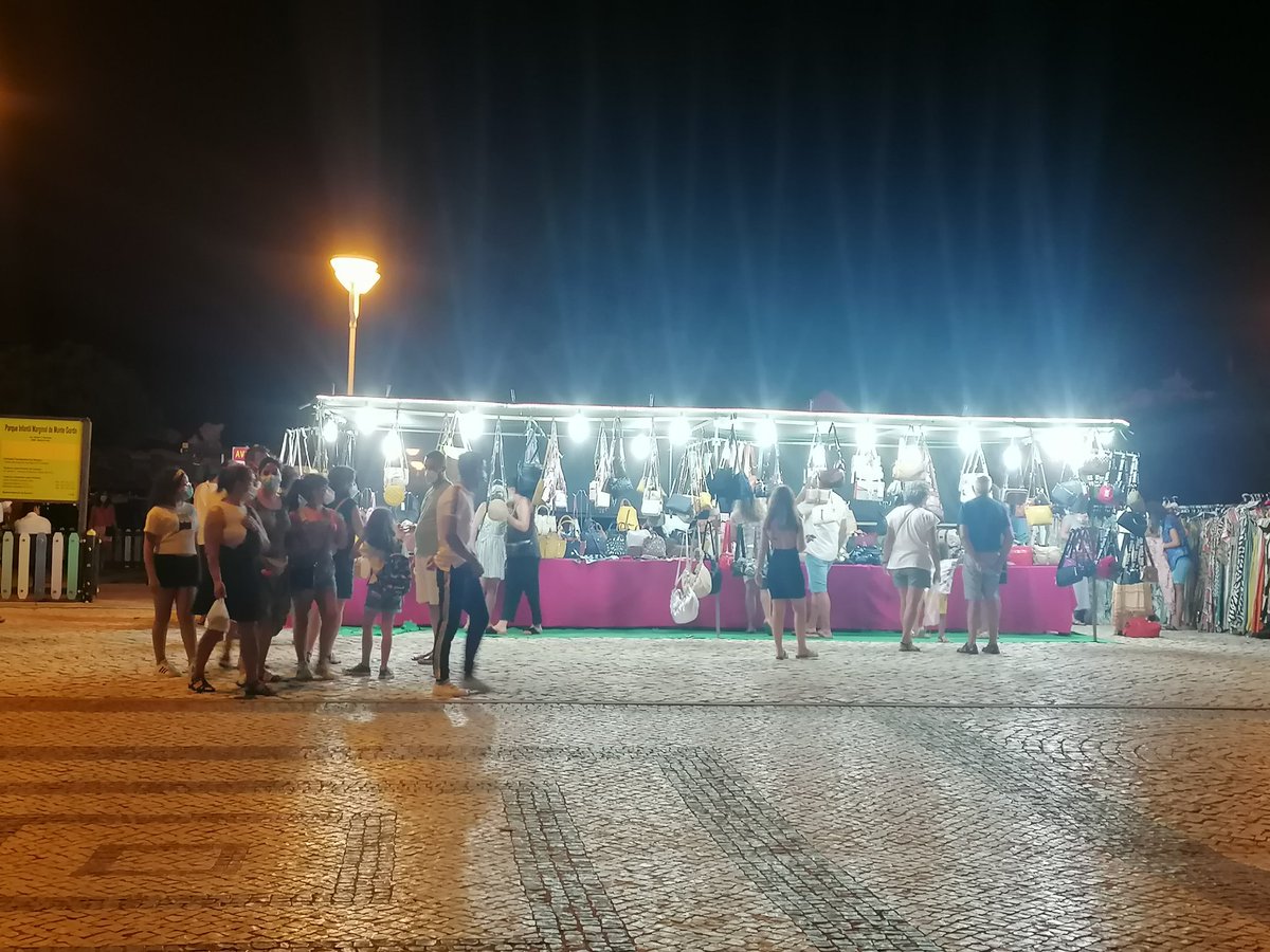 FactoDeFactoDe's tweet photo. Já passa das 22:30h, num dos concelhos de risco muito elevado, ou seja todos os estabelecimentos têm de fechar às 22:30h. Será que adivinham a quem pertence a única banca que ainda se mantém aberta sem que nenhuma autoridade ordene o seu fecho? https://t.co/1rWoyB4PTR