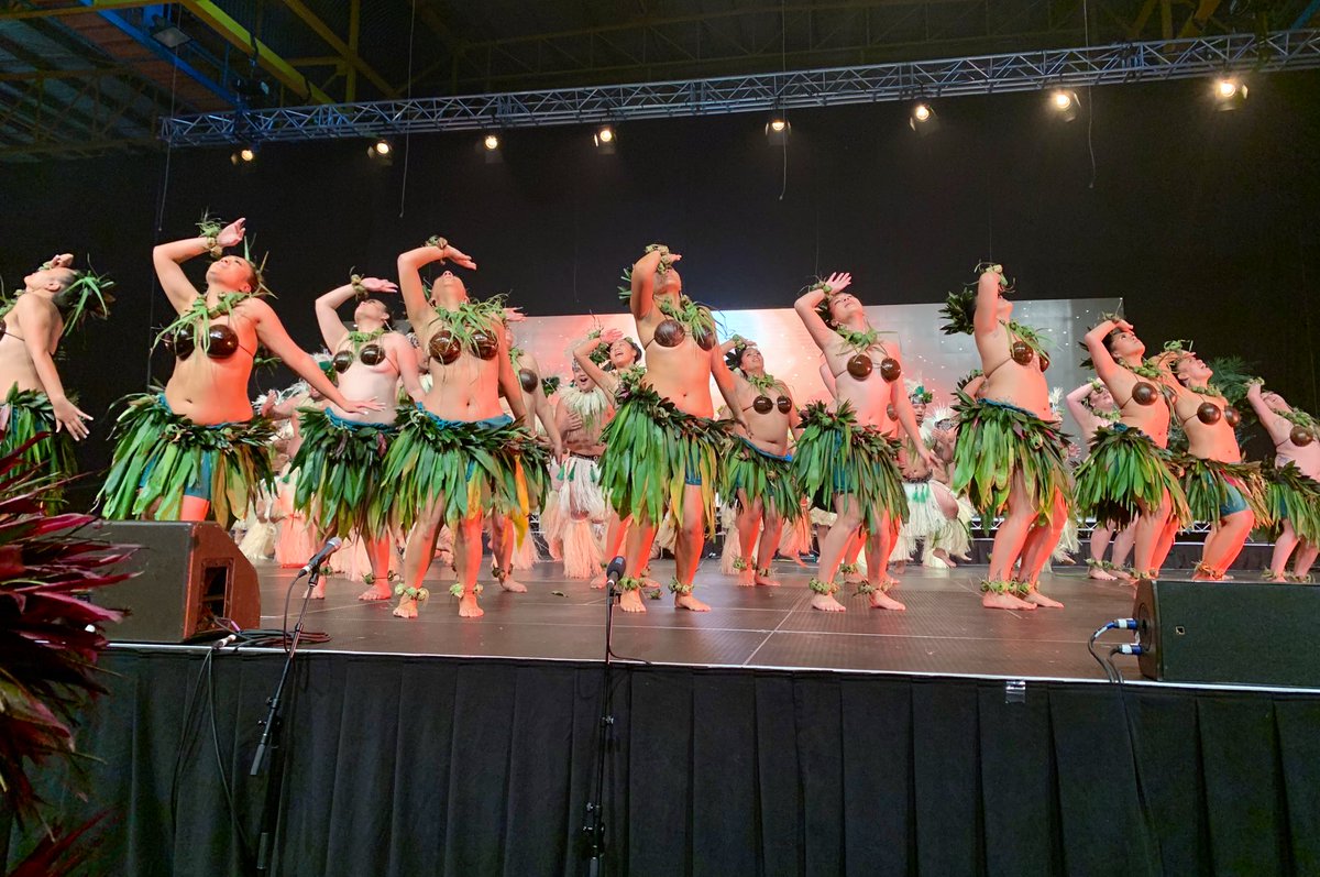 DreamyJayne's tweet photo. Attended the first night of #TeMaevaNui 2021 & it was 🔥🧯🌺
The energy in the room was too good rā!
Take lots of cash if you’re going today to support the dancers & buy gorgeous handcrafts from the stallholders.
Meitaki ma’ata to all involved!! https://t.co/mrWtUKFGoN