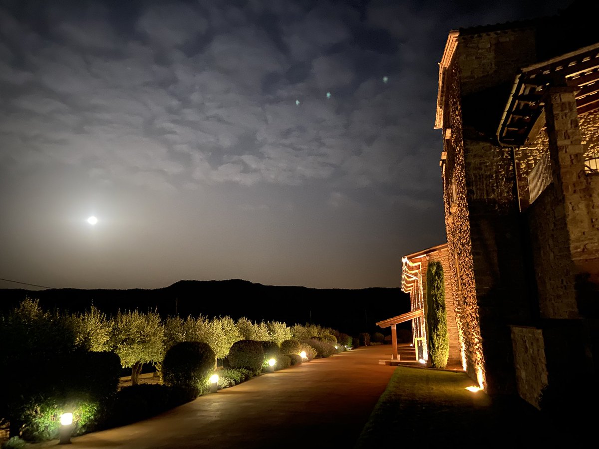 un divendres qualsevol, montant casaments bonics en un lloc preciós, amb la llum de la lluna plena,
<a href="/MasiaVilasendra/">Masia Vilasendra</a>