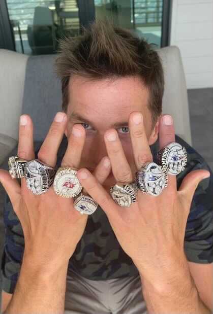 Tom Brady comments on LeGarrette Blount's pic of his Super Bowl rings