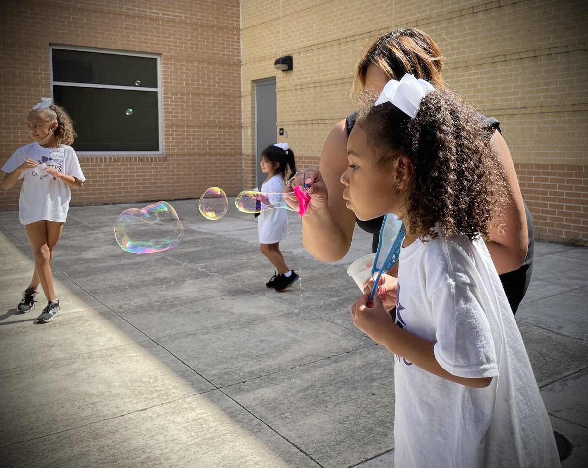 lus_zoch's tweet photo. Tiny bubbles @SAISD after school program during Jumpstart Intersession @PattiSalzmann @SAISD_CI @SAISDEXTLearn @21st_learning https://t.co/9hY38TBLFy