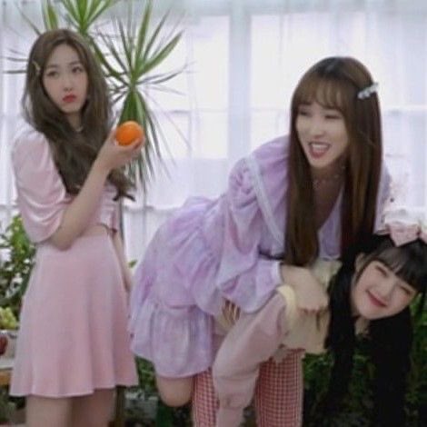 EG1RLSINB's tweet photo. sinb: 😒
yuju and yerin: 😁☺️ https://t.co/aRu1OZ49dp