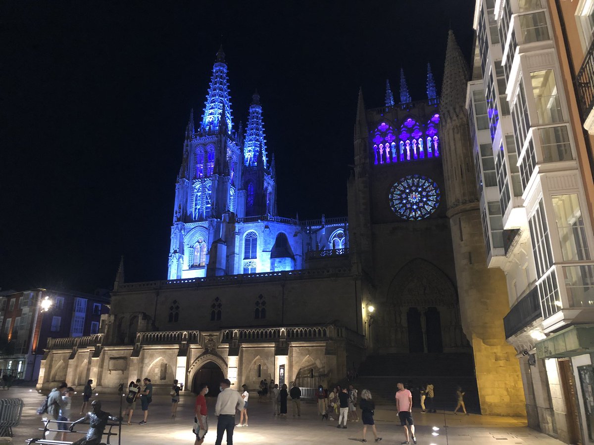 Bea_sda's tweet photo. Así tenemos hoy la Catedral al terminar la Ruta Nocturna. 
Veredicto de las personas que iban en el grupo: impresionante. https://t.co/ynSx4Nr0Nl