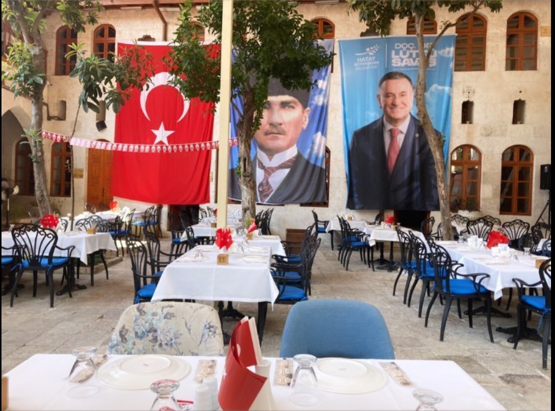 Bunu <a href="/Akparti/">AK Parti</a> yapınca kızıyorsak, <a href="/herkesicinCHP/">CHP 🇹🇷</a>  yapınca da kızacağız. Hatay’da üstelik. O fotoğrafını Ata’mın fotoğrafının yanına aynı boyutta asınca, ne kazandın başkan. Ben olsam astırmazdım. Olmamış.. <a href="/HatayBSB/">Hatay Büyükşehir Belediyesi</a>