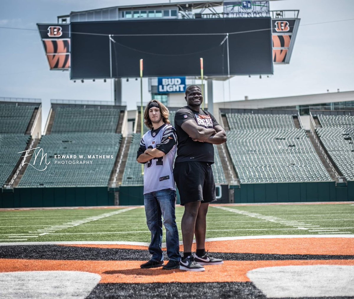 JimboE813's tweet photo. My son had senior pictures done at paul brown stadium today!! @B1GSmoove stopped by to make his day!!! What a fantastic human he is. Top class guy. Thank you so much. What a great day. #WhoDey #Bengals #CincinnatiBengals @zimwhodey @LndsPatterson @SaraElyse128 @Nati_Sports https://t.co/NkhJt5eP0x