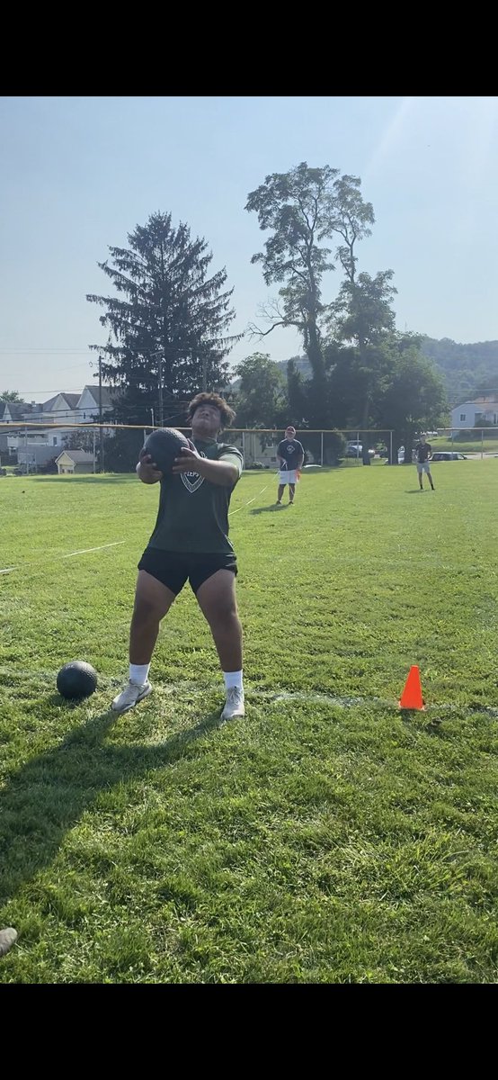 JohnnyJonesII's tweet photo. The Shenandoah Zeps Lineman made their first appearance at the Shadyside Lineman Challenge and took 3rd place overall behind Parkersburg South and St C. against 25 teams. 
Hunter Schott took first out of all participants in the 25-yd tire flip. Big congrats to all these guys! https://t.co/FZbX226kmP