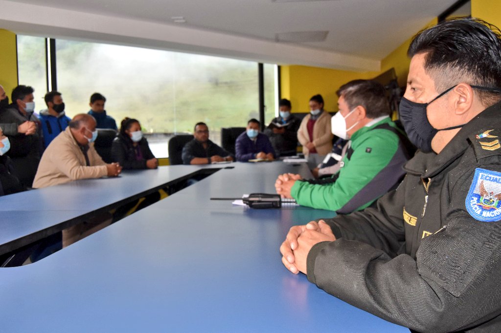 DarioDominguezE's tweet photo. Participamos presencialmente de la reunión del #COE del cantón #Sucumbíos con el objetivo de buscar alternativas que precautelen la seguridad de los transeúntes del eje víal E-10 ante los deslaves y derrumbes. @LassoGuillermo  #EcuadorDelEncuentro https://t.co/igLsmRou7r
