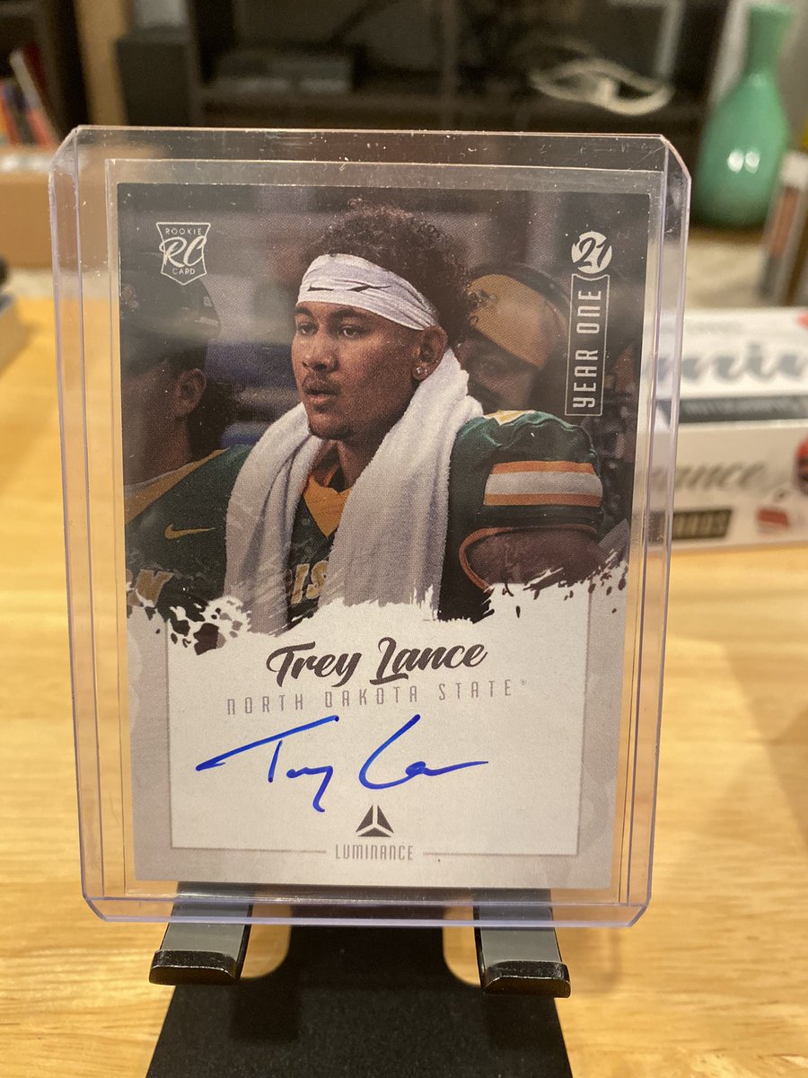 203CardZ's tweet photo. Ripping a Luminance Hobby. Is this guy good? 👀 #pack1 @Hobby_Connect @HobbyConnector @HiveCards @sports_sell https://t.co/VoS5f7SBcu
