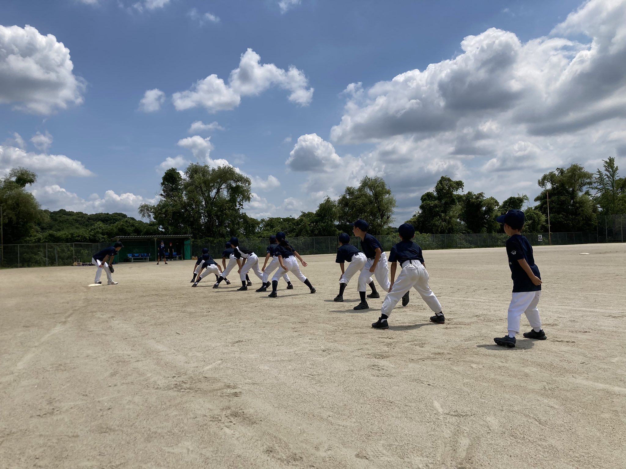 ウイングベースボールクラブ 名古屋市 夏の東郷町民グランド 裏には池があるので B面の三塁側ベンチ裏には セミが孵化して旅立ったあとの抜け殻がちらほらと Cチームのみんなもこれから飛び立ちます ウイングベースボールクラブ 少年野球 名古屋
