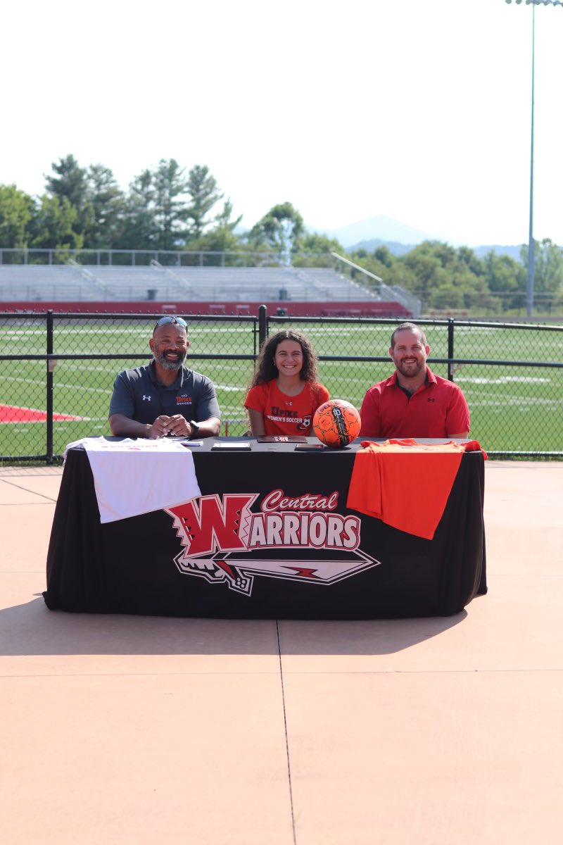 UPIKESOCCER's tweet photo. It’s official! Welcome to UPIKE Lauren Mulkey!#Bears ⚽️ https://t.co/i2A0nWr2wo