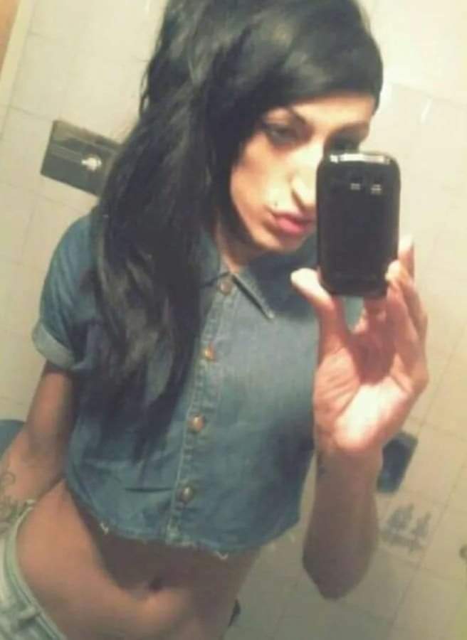 Carolasarubbi's tweet photo. #EntreRíos Nuevo travesticidio a manos de la policía de Paraná

"Hoy Vicky no llegó ni al promedio de vida trans", escribió su amiga en redes. A Victoria Nuñez la asesinaron el 21 de julio entre seis policías. La tiraron al piso, la esposaron y la mataron a golpes. https://t.co/ERKjerglzJ