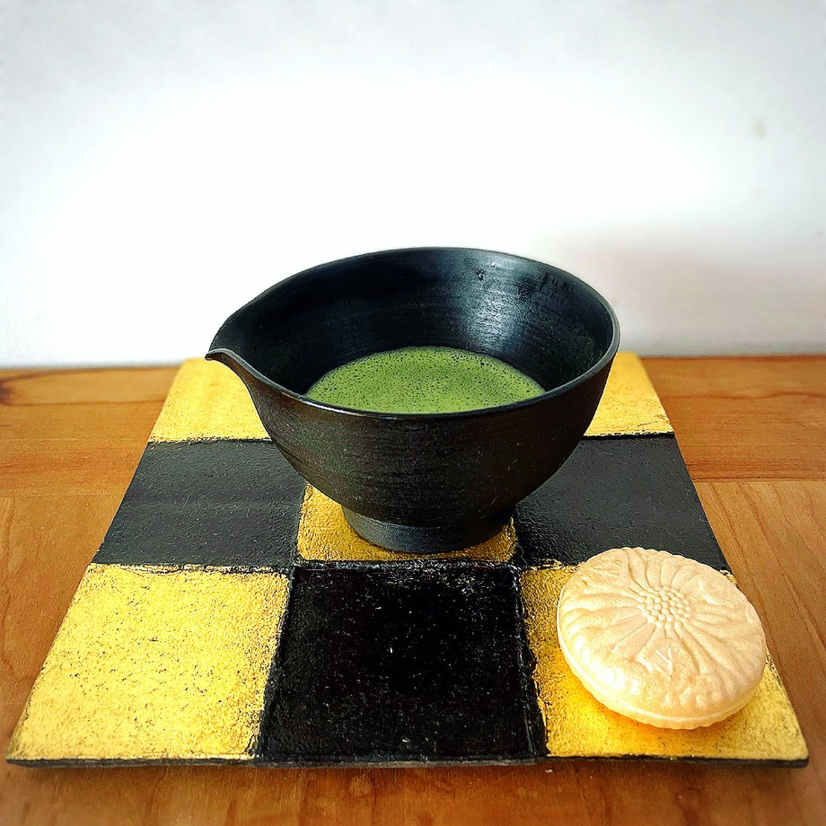 chitosenagao's tweet photo. 新しい器で朝抹茶。美しくて気分が上がる!盆・片口菱田賢治。菓子虎屋粒餡最中「御世の春」。
#朝抹茶 #虎屋 #御世の春 #片口酒器 #菱田賢治 #漆芸 #抹茶 #hellomatcha https://t.co/QotUgMXf7W