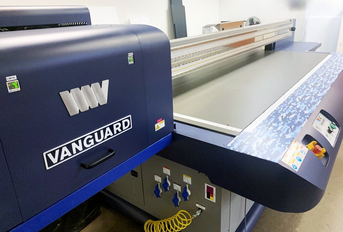 i360scottsdale's tweet image. Flatbed Friday! Our direct-to-substrate flatbed printer prints white ink! #Vanguard #Flatbed #DirectToSubstrate #WhiteInk