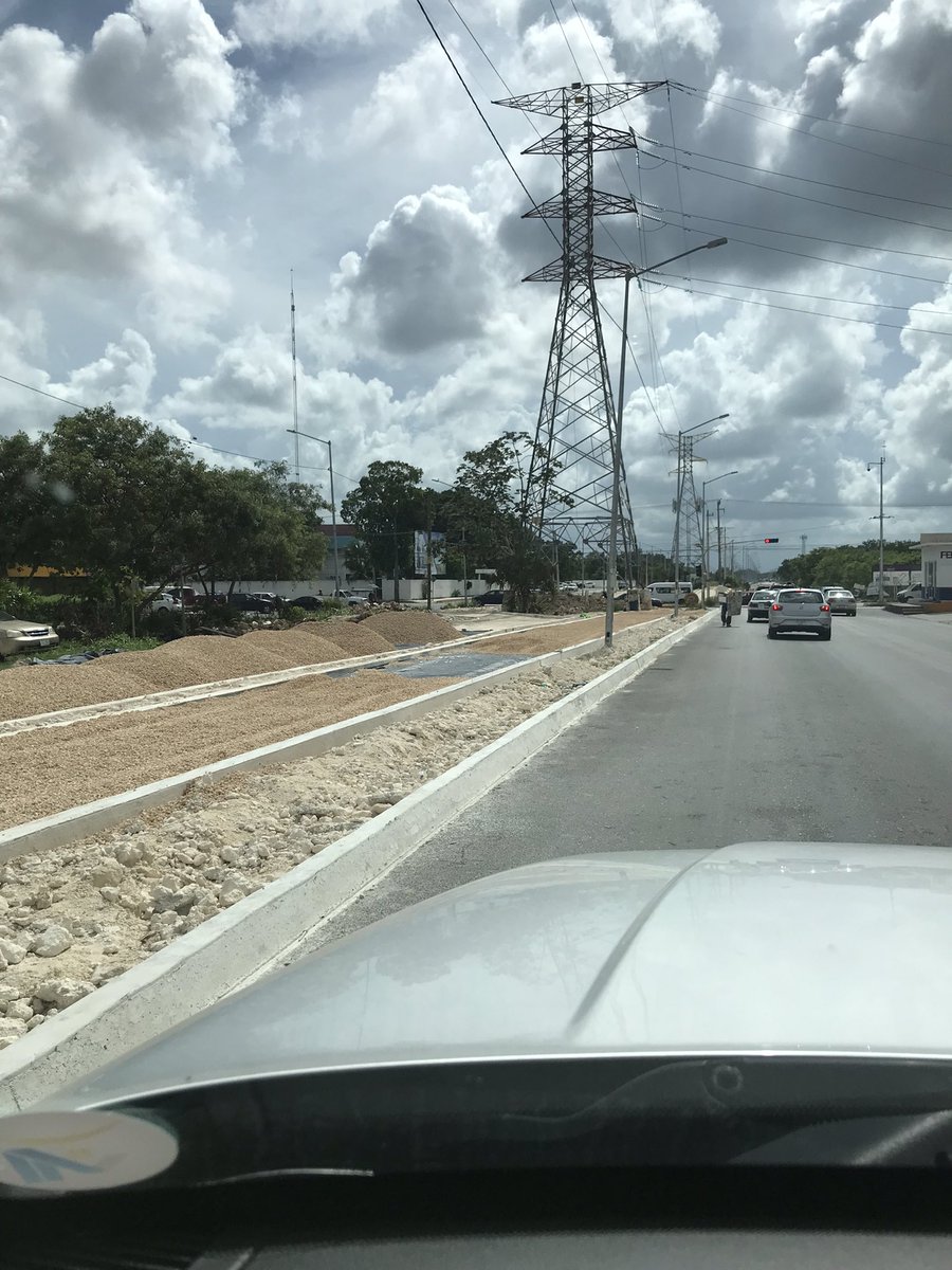 elschur's tweet photo. @MaraLezama dónde se van a poder estacionar aquellos que quieran hacer uso de la pista que están construyendo sobre Av. Las Torres? No veo que consideren bahías de estacionamiento, igual que huayacan. OJO! https://t.co/a4WkpYIVUy