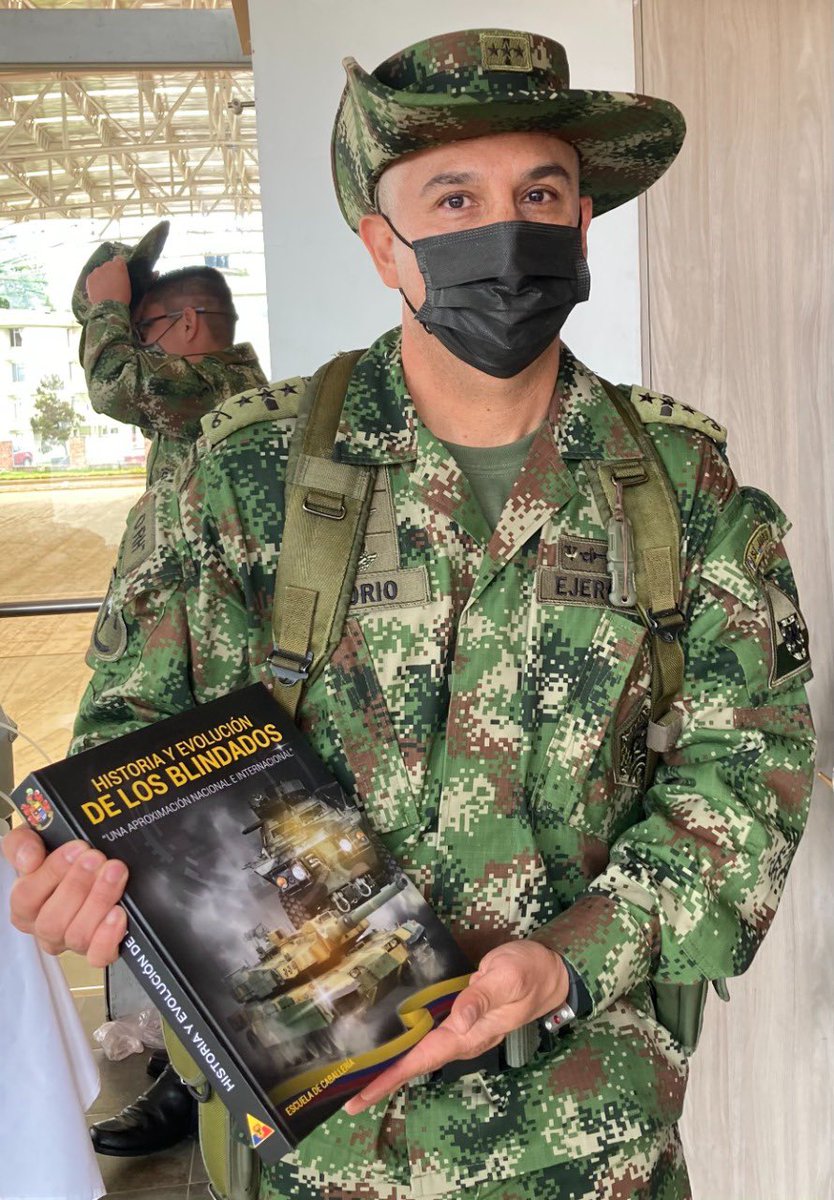 ejercito_cedoc's tweet photo. En el marco de la celebración de los 202 años del Arma de Caballería, el coronel Alexander Osorio comandante de la #Escab realizó la entrega del libro: Historia y Evolución de los Blindados, al mayor general Carlos Iván Moreno Ojeda, segundo comandante del Ejército Nacional. https://t.co/Uj68oCtx3n