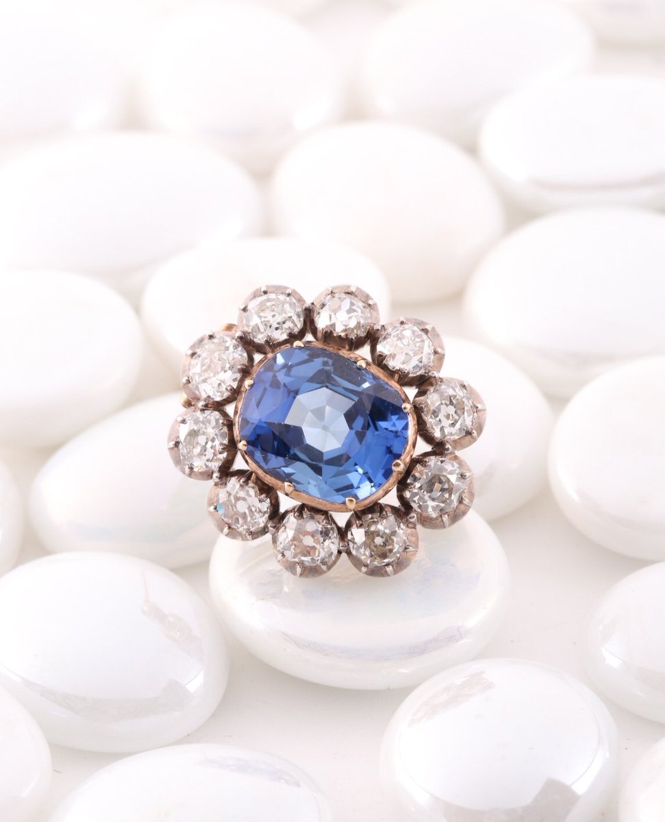 MrSWphoto's tweet photo. It's crazy to think that this had an intense bidding war and made £13,500 on the hammer.⁠
So fortunate to have a job and be able to handle such fine pieces.⁠
#jewelleryphotographer #auctionhouse #auctionuk #dawsonsauctions #jewellery #sapphire #victorianjewellery https://t.co/EJNBLPmdgx