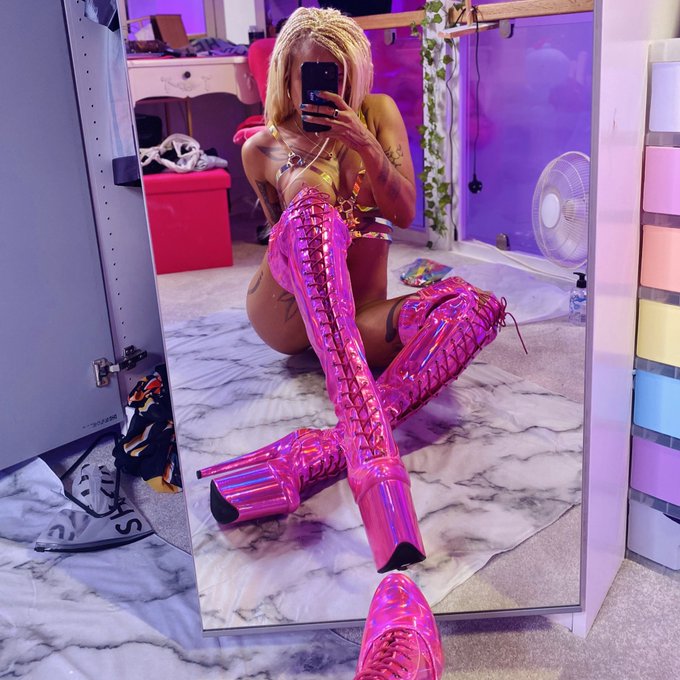 Airing out the Fanny flaps &hellip; strategically 👏 https://t.co/dfiZh3AXzS<a href="/tag/tribute"class="tags"><span>#tribute</span></a><a href="/tag/simp"class="tags"><span>#simp</span></a>