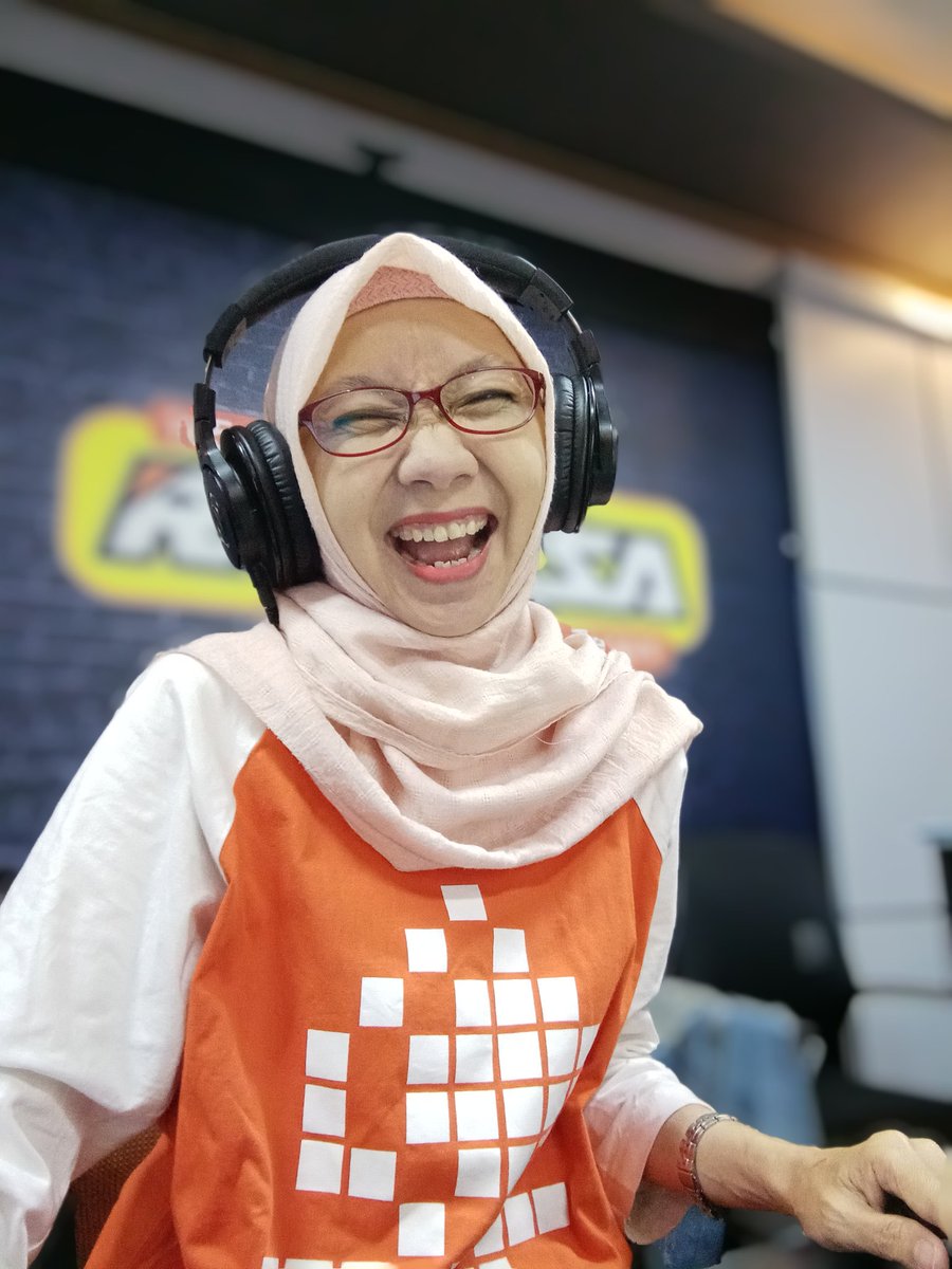voksradiojogja's tweet photo. Now playing Shanty "Oh Kasih" #weekendhits anda ingin lagu apa pagi ini ?@erinatweeterina https://t.co/Xk4bakjw8F