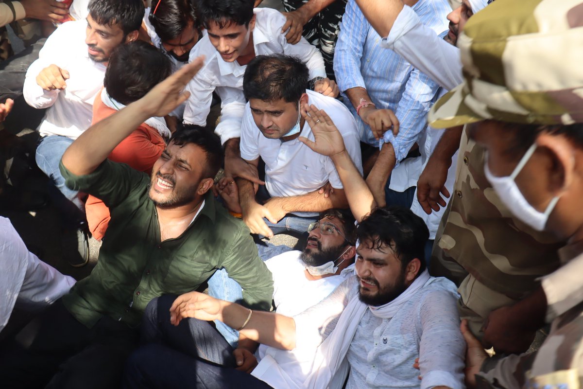 VishalcINC's tweet photo. मोदी जी छात्र बेबस हैं और आपके रवैये से निराश भी
जवाब दीजिए
★छात्रों के लिए कोई वैक्सीनेशन पॉलिसी क्यों नहीं है?
★क्यों छात्रों को कोई भी राहत पैकेज नहीं दिया गया?
★फीस और एजुकेशन लोन में राहत क्यों नहीं?
#AntiStudentModiGovt https://t.co/y3YlZIcvsk
