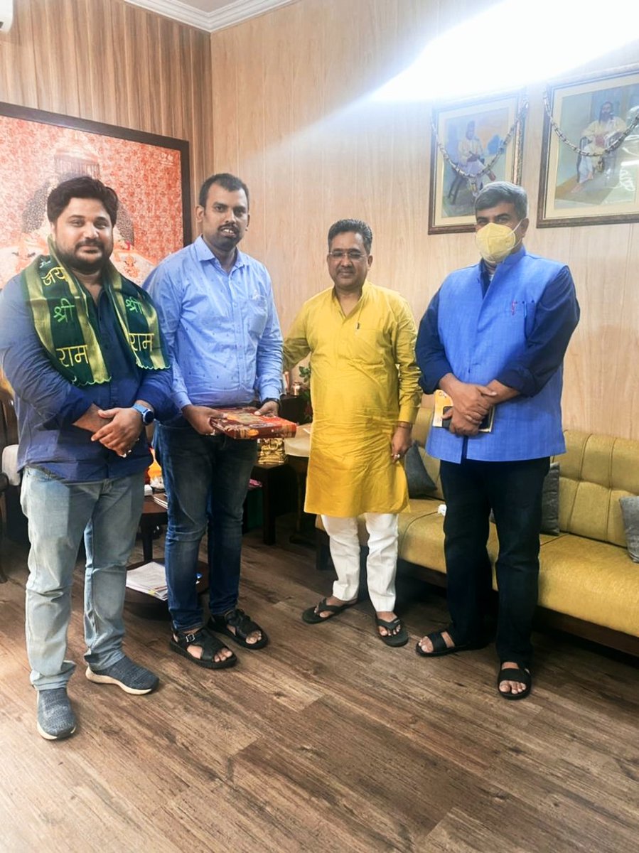 lkoabhishek's tweet photo. प्रदेश सह-संयोजक का दायित्व मिलने के बाद संगठन महामंत्री मा. श्री @sunilbansalbjp जी  प्रदेश संयोजक मा. श्री @kameshbjp जी का आशीर्वाद प्राप्त किया । https://t.co/PjpTyBzTgP