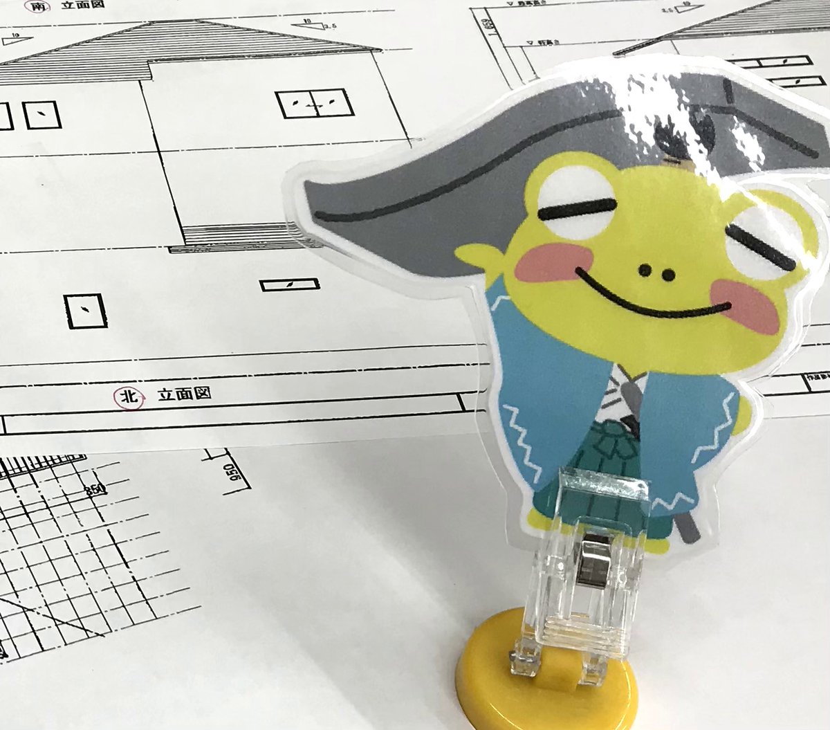 michigaeruawaji's tweet image. おはようケロます💚
今日は積算業務ケロね
瓦の必要枚数を出すお仕事
普段はスーパー事務員さんがやるケロが
今日はお休みなので拙者が。。
久々にやるので全集中で行くケロ
では今日も気合をいれて
よろしくケロます💚
＃代打　＃何でも　＃頑張る