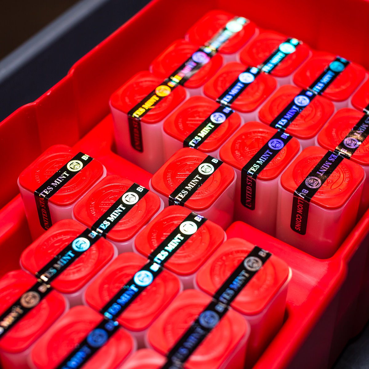 scottsdalemint's tweet image. The New Type 2 Gold Eagles come in brilliant bright red Monster Boxes and Tubes. This box alone contains over a $1,000,000 USD worth of coins.
bit.ly/2U7prpD

#gold #instagold #goldstack #gold bar #goldstacking #goldcoins