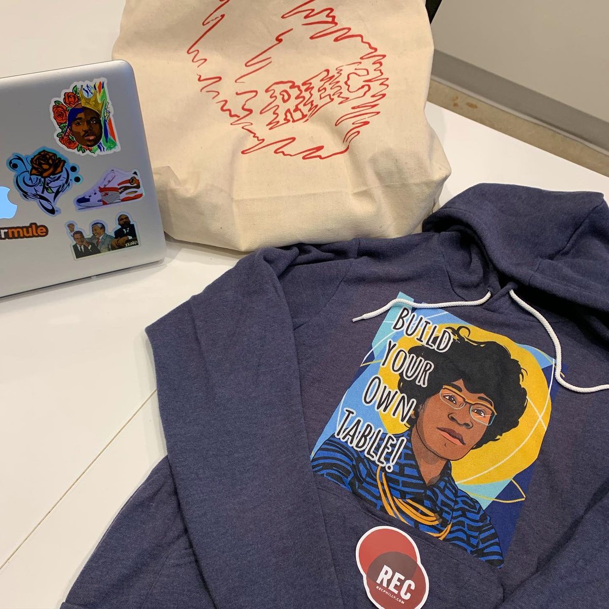 Queen_Picasso's tweet photo. Build your own table! Word to Auntie Shirley 🙌🏾🔥 Merch by @CTDPHILLY
#Boss #OwnerMindset #Motivation https://t.co/iLPXAWmjpF