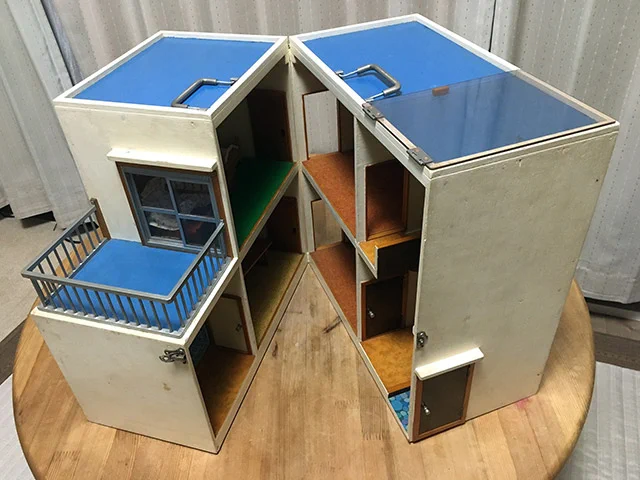 おじいちゃんの手作りドールハウスがすごい！団地のような作りに大注目！