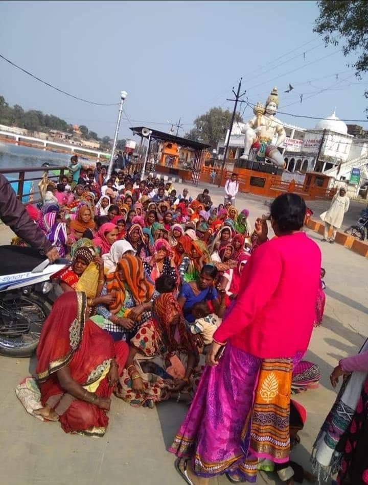 ShepherdUmaSPal's tweet photo. गुलाबी गैंग की अन्तर्राष्ट्रीय कमांडर आ��रणीय सम्मत पाल पर समाज को नाज है जिन्होंने महिला शक्ति को एकजुट  ओकर पुरुष प्रधान समाज में आज अपने आप को बा-बुलन्द खड़ा कर रखा है। उनकी निडरता और बेबाकी को समाज का तहे दिल से सम्मान और स्वागत है। https://t.co/sGz8jcekYS