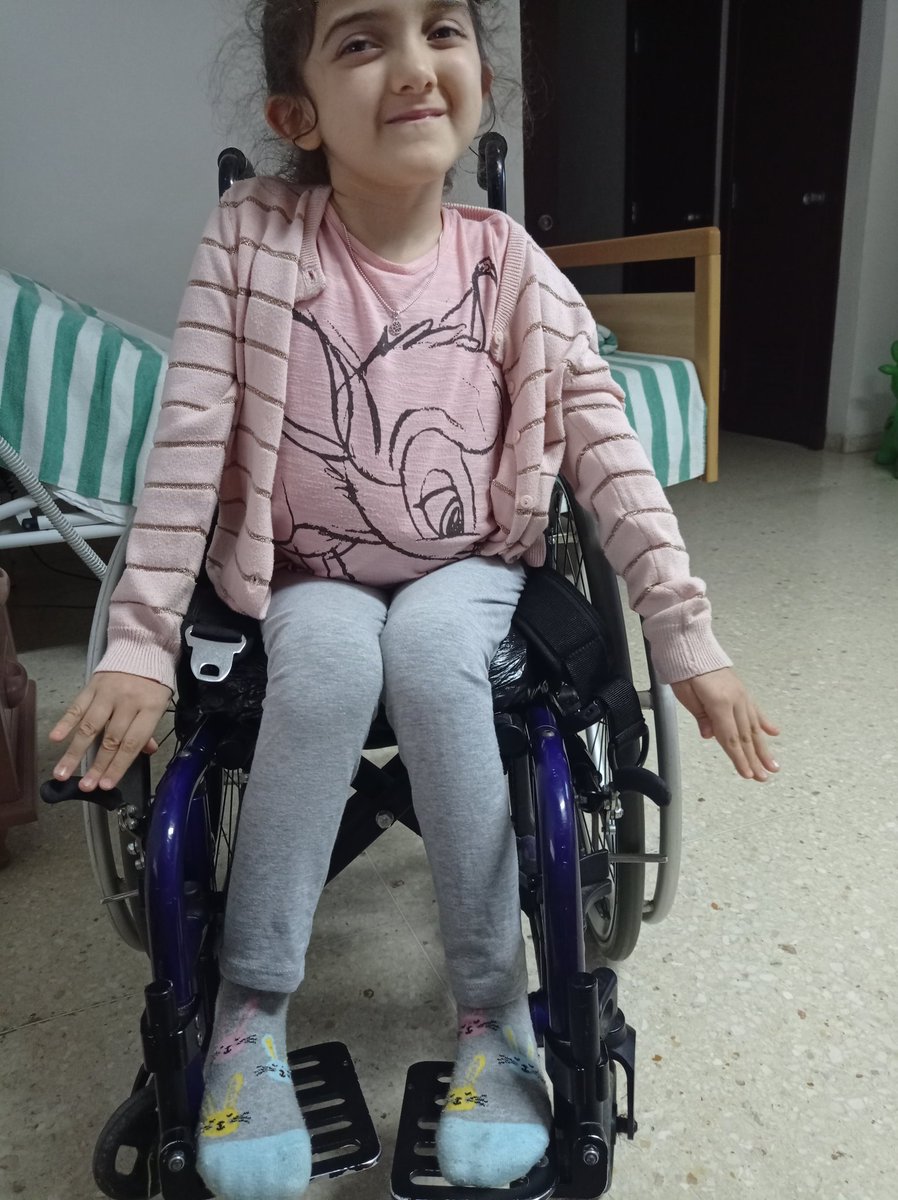 Ahora que puede mover su brazo derecho, también puede sostenerlo en el aire ❤
