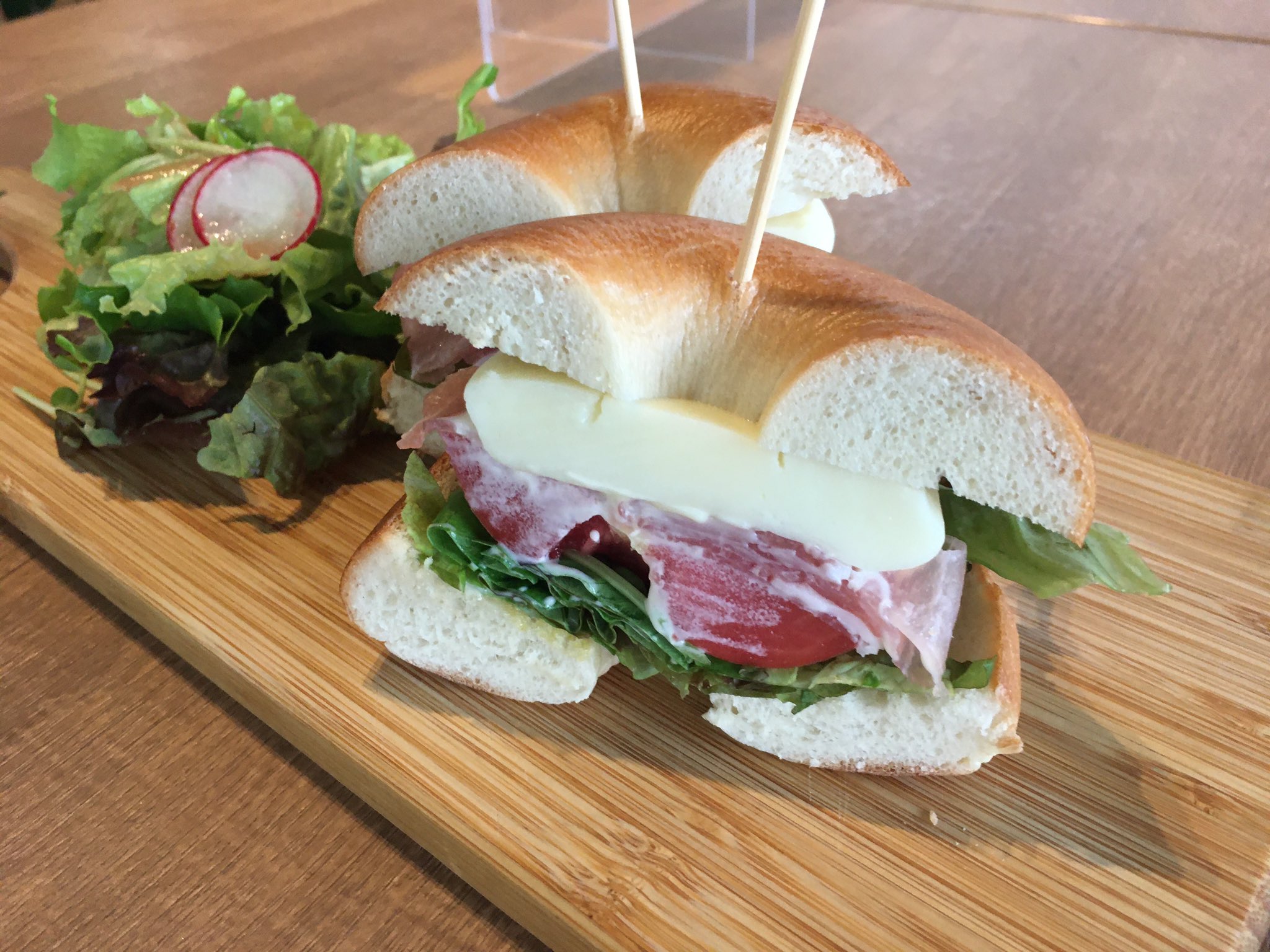 美味っ 尼崎編集部 今日のブランチは 阪急塚口駅 阪急神戸線 にある Number Five Cafeさんにて ベーグルサンド とパスタ を頂きました 朝食べてなかったので沢山食べちゃった お腹一杯 ご馳走様でした 阪急沿線グルメ 阪急沿線 ランチ 阪急