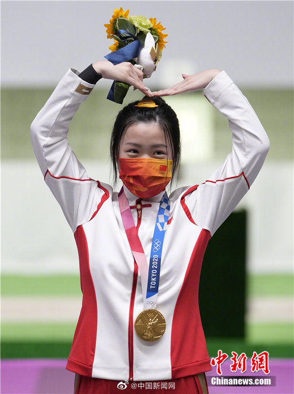 #Trending! #YangQian wins the first #Tokyo2020 gold medal in style, sporting pearl nail art for her Olympic debut. 💅
C-netz discover the 21-year-old is also a student at Tsinghua University School of Economics and Management!
#杨倩 https://t.co/KEXWhZenrr