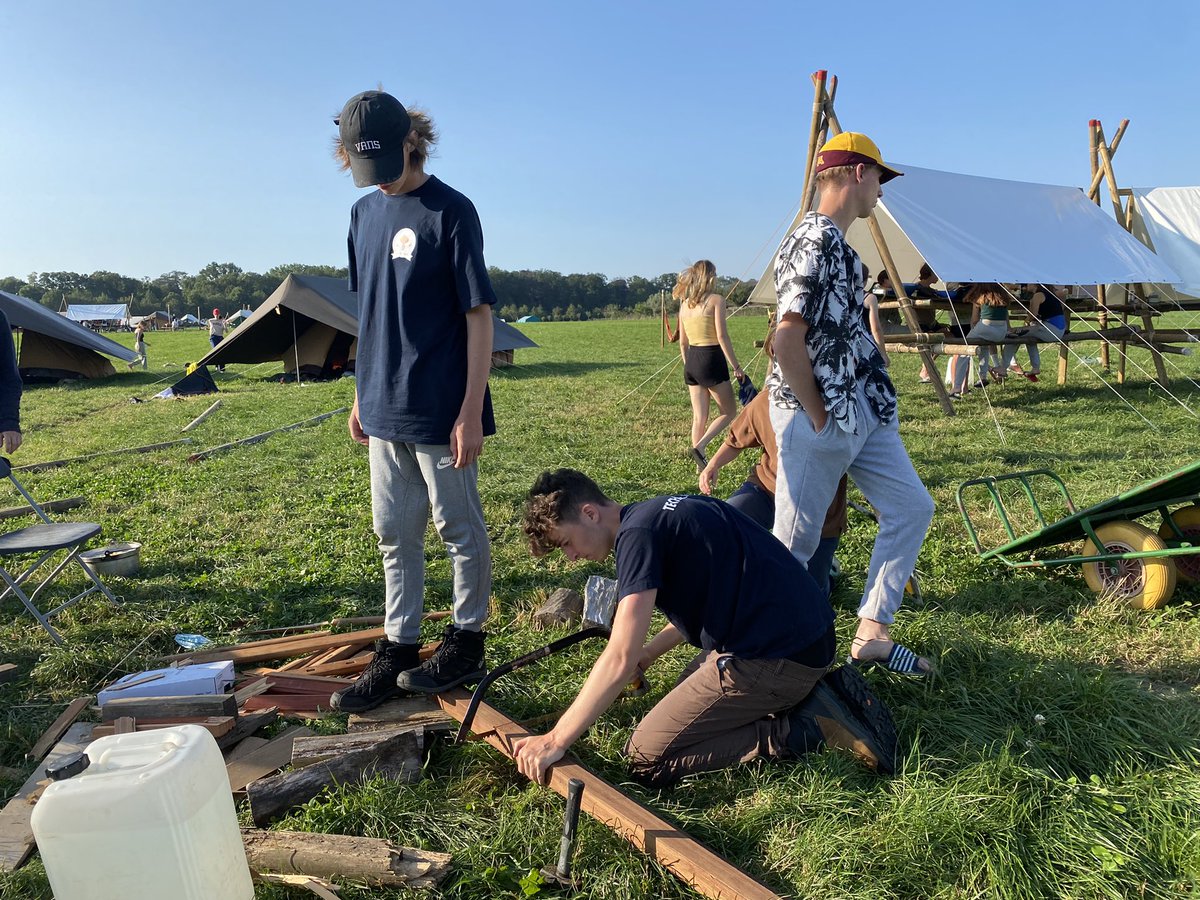SH_Givers's tweet photo. Onze 4de dag zijn de laatste details toegevoegd aan onze kampplaats. Ook onze eerste zelfgemaakte maaltijd was een succes. Ze zijn volledig klaar om de volgende dagen ten volle te kunnen genieten van hun kamp. #hetebliksem 🏕🌟 https://t.co/iVtVgYqBwT