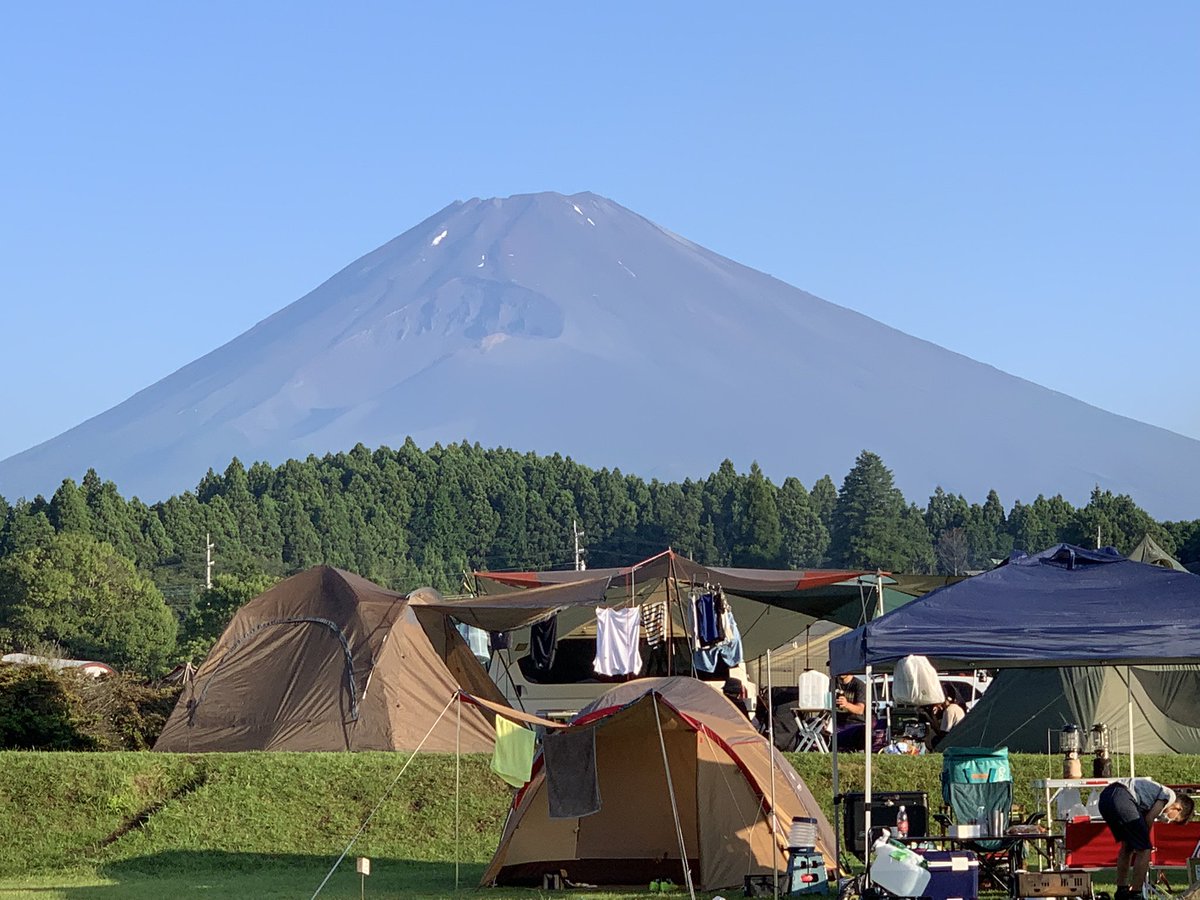 marucomama1's tweet photo. 静岡に来て3日目、は富士山を眺めることができるのは早朝だけでした。
雪がなくてちょっと残念だけどやっぱり富士山迫力あるなー😆
大阪から5時間弱で来れるので意外と来れる距離だなぁと実感。
今度は違う角度の富士山を見に来たいかな😝
今日はオリンピックで道路封鎖、あと1日ゆっくり過ごそ😊 https://t.co/WygVaWTdWZ