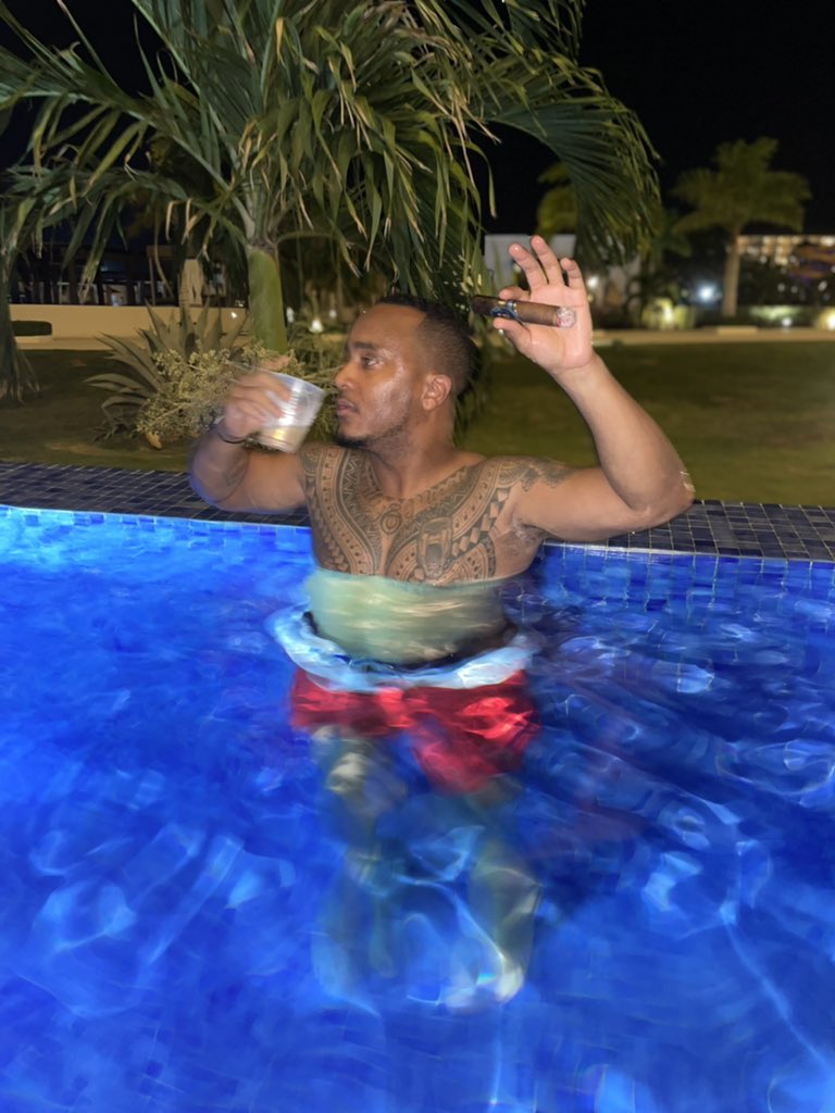 DJQUICKSILVA's tweet photo. 1 last 🏊🏾♂️ & 💨 before it’s time to head back to the 💰
#LiveLifeForAliving #InRealLife #ThePartyKingpin #QuickSilva https://t.co/qR4gTVNaFb