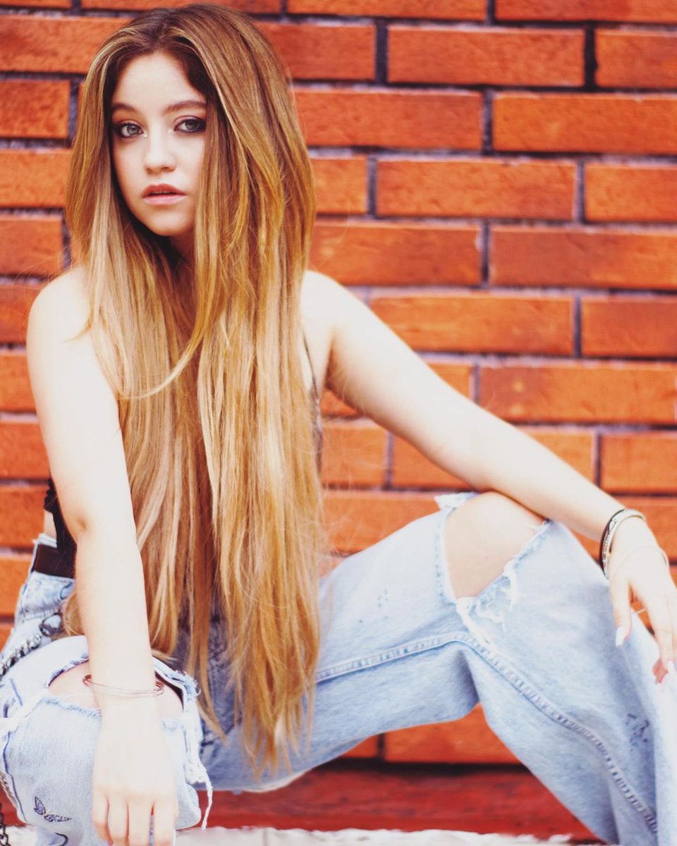 KarolSupport_it's tweet photo. Nuove foto di Karol (@karolsevilla) via Instagram di charcastwork 📸

#KCAMexico #KarolSevilla https://t.co/wJDsW5E4eL