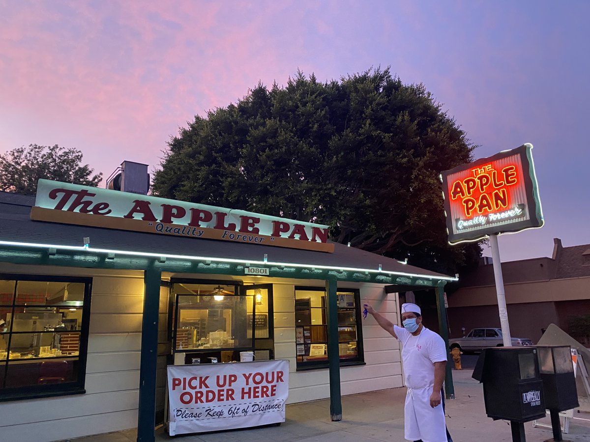 Those summer nights 🎶 Come spend an evening with us during golden hour. Take it from Jorge, these LA sunsets never get old! #applepan #qualityforever #summernights #goldenhour #LA #dinner #sunset #nightout #summervibes