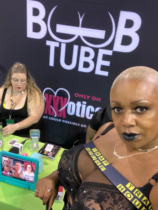 Watch Casey Carter's leaked NSFW photo on TwXstars