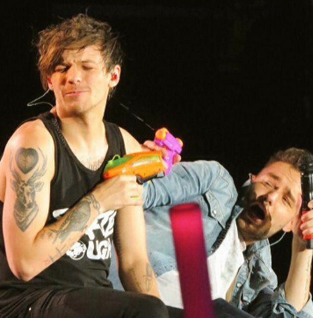 cl0wns_'s tweet image. THANK YOU LIAM
THANK YOU LOUIS

One Band, One Dream, One Direction
#11YearsOfOneDirection
#18MonthsMyAss
#11YearsOf1D
