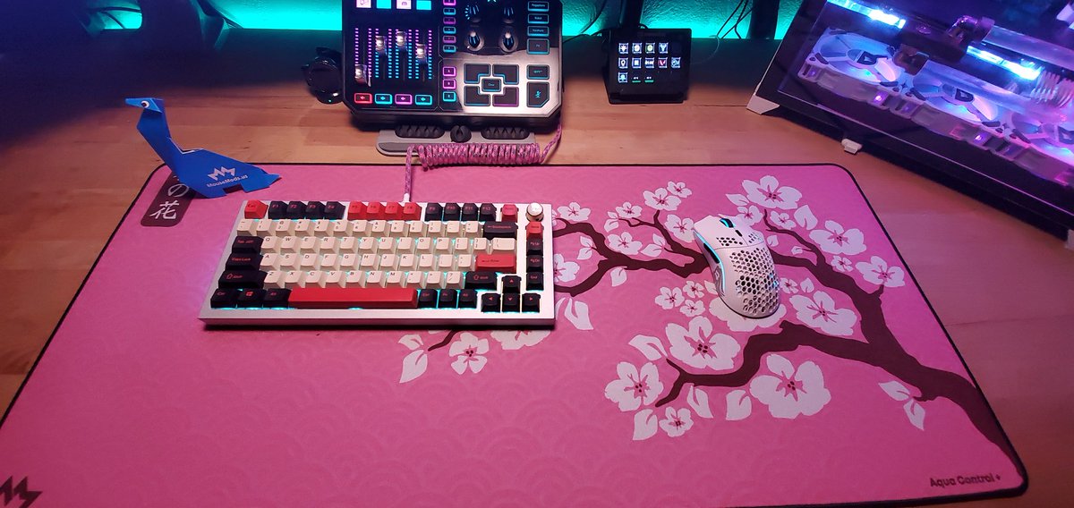 MikesNoFun's tweet photo. My new mousepad came in and I love it! #mousemods #mousemosaurus https://t.co/QWW2btHCwV